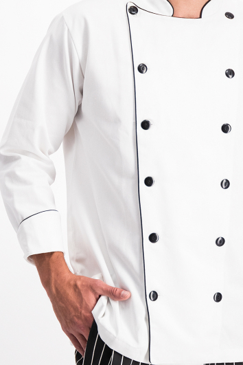 FILIPINA CON VIVOS NEGROS CHEF