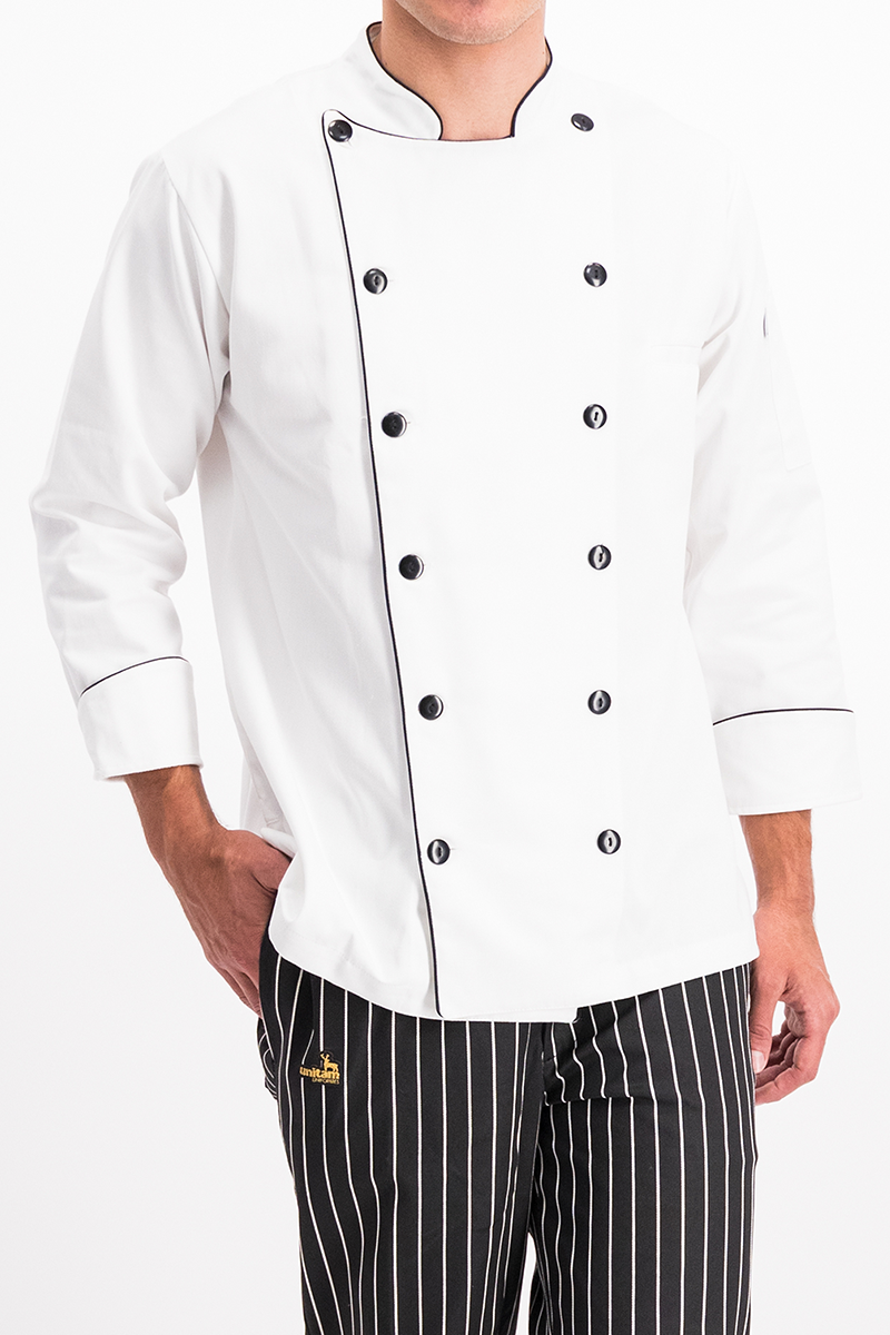 FILIPINA CON VIVOS NEGROS CHEF