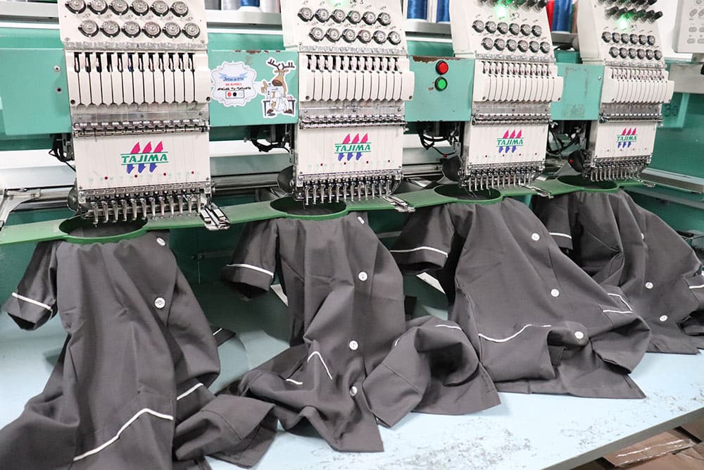 Uniformes personalizados bordados en Mexico con el logotipo de tu empresa Unitam Uniformes, visita nuestras sucursales